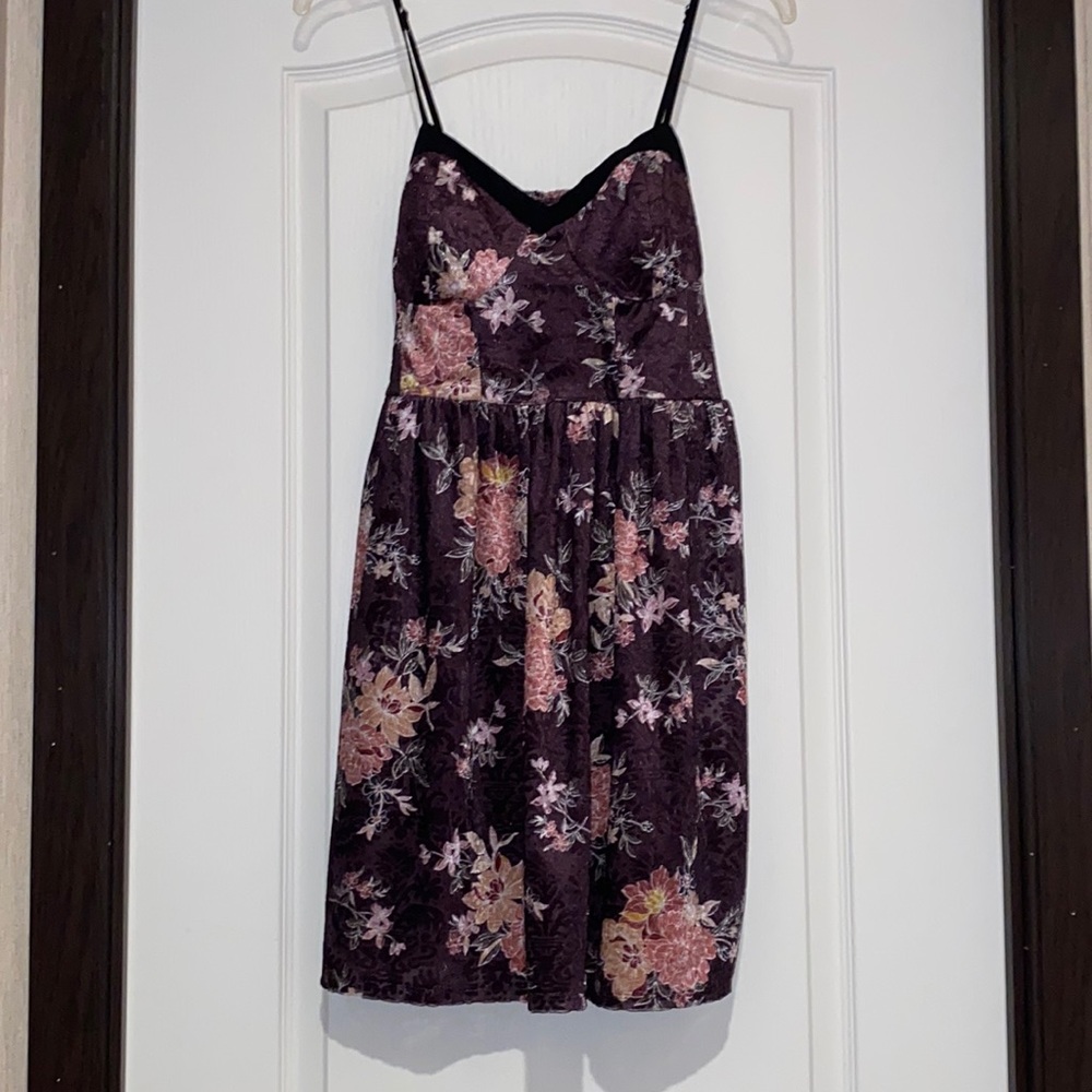 Velvet flower print dress w/ pockets! Great for date nights!